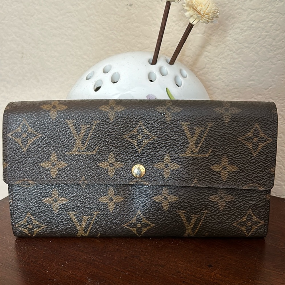 ❤️SOLD❤️Authentic LV Sarah Wallet Monogram